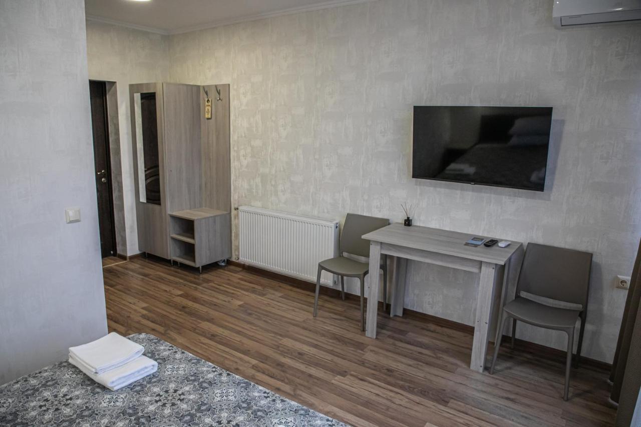 Alina Hotel & Hostel Uzhhorod Exterior photo