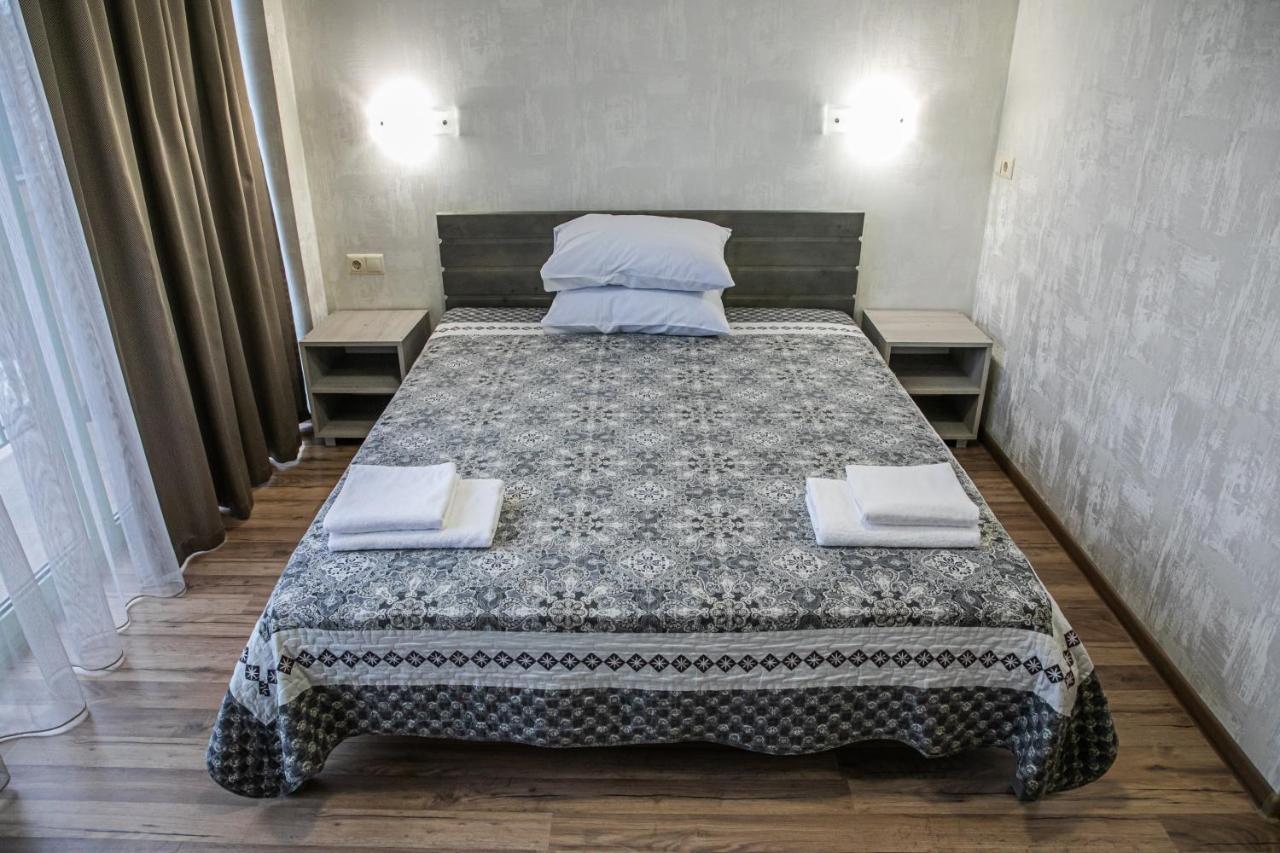 Alina Hotel & Hostel Uzhhorod Exterior photo