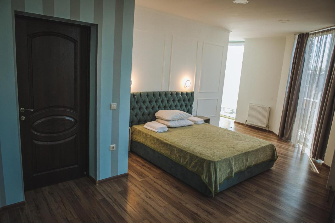 Alina Hotel & Hostel Uzhhorod Exterior photo