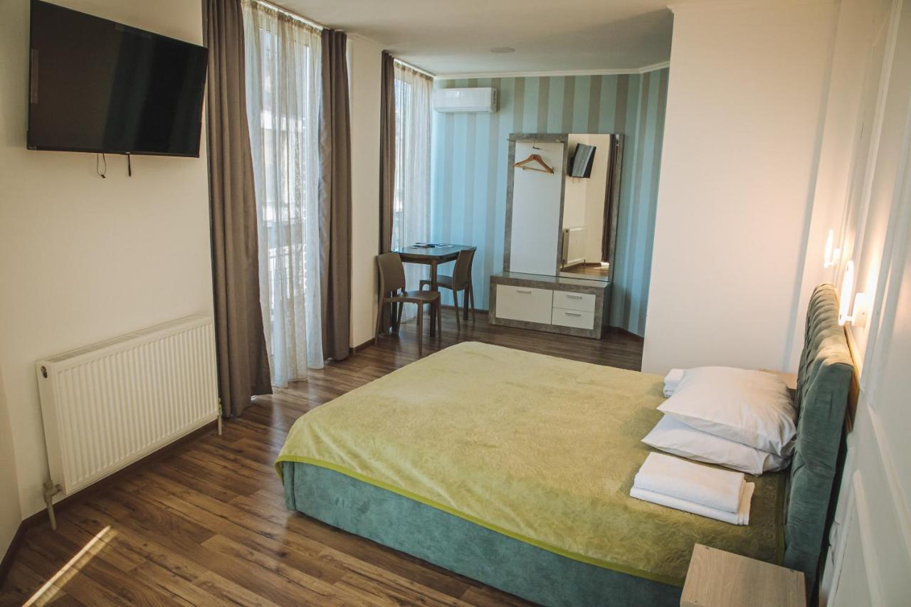 Alina Hotel & Hostel Uzhhorod Exterior photo