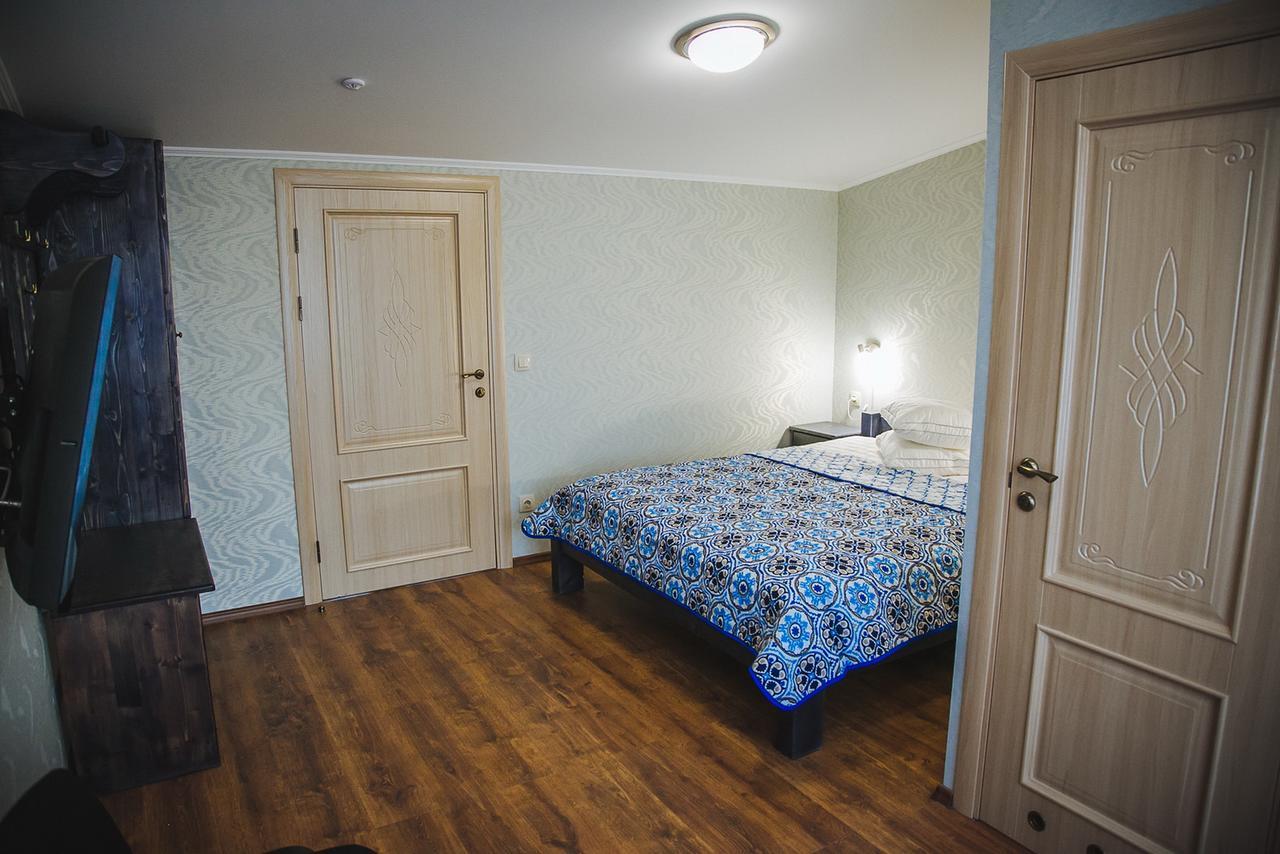 Alina Hotel & Hostel Uzhhorod Exterior photo