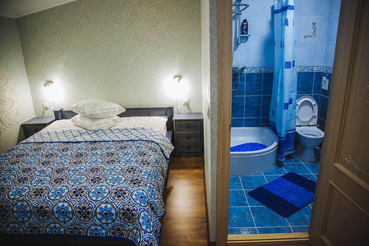 Alina Hotel & Hostel Uzhhorod Exterior photo